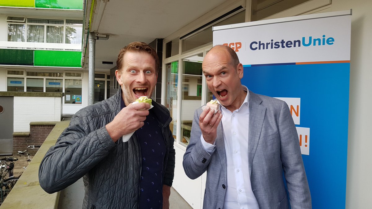 Lekker hoor, verkiezings-petitfour
Samen met <a href="/gertjansegers/">Gert-Jan Segers</a> bij het Inloophuis in Zeist.
Een initiatief van kerk&amp;samenleving.

#cu #sgp #verkiezingen #petitfour #campagne #zeist #16maart #poll #voorverkiezing
