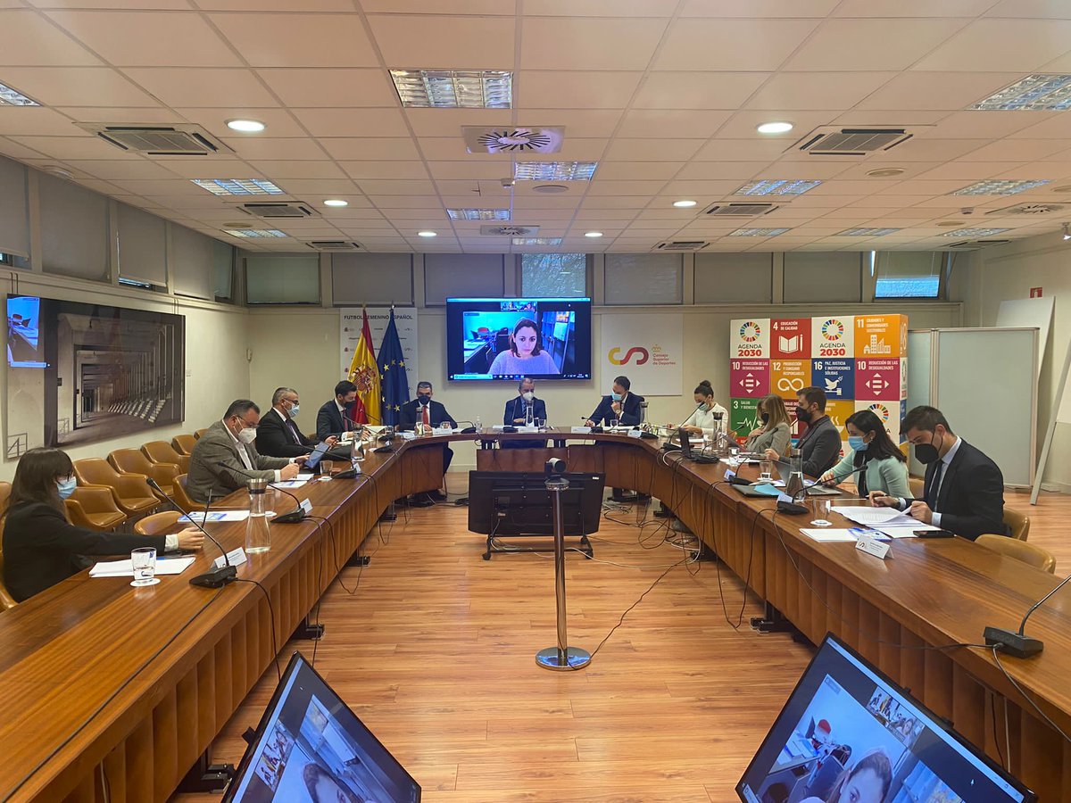 conJoseMFranco's tweet photo. Reunidos en la Comisión Directiva de @deportegob, acabamos de aprobar los estatutos de la liga femenina de fútbol profesional. Por unanimidad. Muchos meses de trabajo, de todos y todas, para llegar a este emocionante momento. Enhorabuena a nuestras jugadoras. #IgualesEnElDeporte https://t.co/CQcO8OxZrl