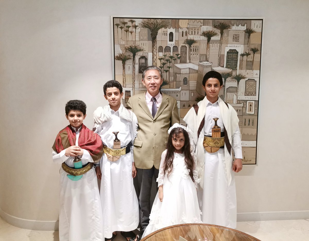ChineseEmbtoYEM's tweet photo. اليوم التقى السفير كانغ يونغ الأطفال من محافظة إب، هم قدموا مناظر إب الجميلة، السفير كانغ يونغ يتطلع إليها كثيرا. https://t.co/LB3Dar4CYV