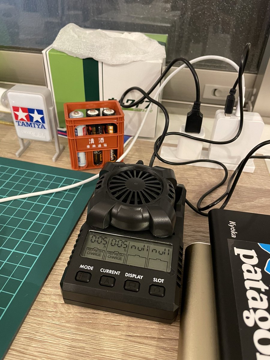 ma_shi21's tweet photo. スマホ冷却扇風機という名の100円ファンget!!!試しに使ってみる🤩あともしかしてと思い購入した🍶ケースばっちりの電池入れ(o´艸`)#ミニ四駆 #mini4wd #x4mini #ダイソー #セリア https://t.co/QizExzYMMo