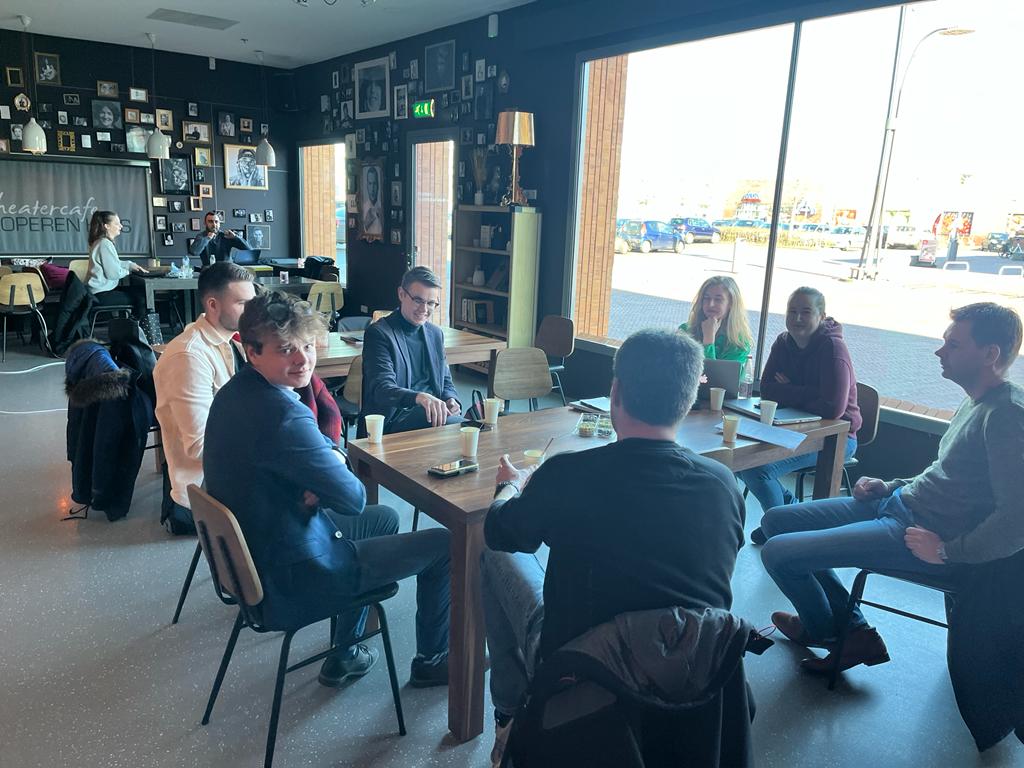 IWP EDRiT is de plek waar studenten hun externe opdrachtgevers ontmoeten. Afgelopen dinsdag presenteerden 3 studenten Vastgoed &amp; Makelaardij het onderzoeksplan in de IWP aan hun externe opdrachtgevers uit de regio. <a href="/Noorderruimte/">KC NoorderRuimte</a> <a href="/AM_Noord/">Arbeidsmarkt Noord</a> #INTERREG