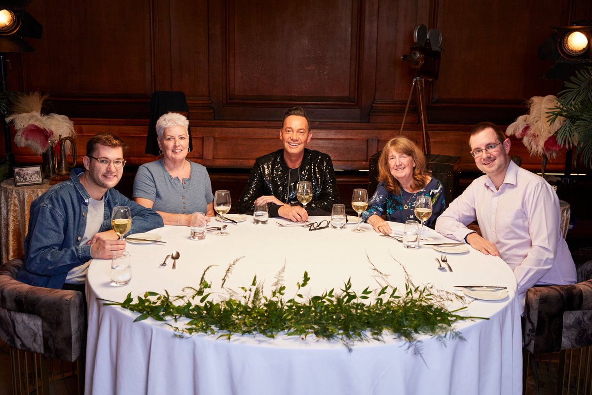 core_post's tweet photo. Could there be a famous face in your family tree?
Fame in the Family brings 4 strangers and 1 celeb together for games and good food, but will the celeb guess whos in their gene pool correctly?
Watch tonight and every weekday at 5:30pm on @Channel4
#FameintheFamily #corepost https://t.co/CJcgrTFjak