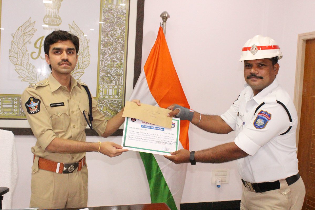 EGDISTPOLICE's tweet photo. అర్బన్ జిల్లా ఎస్పీ శ్రీ ఐశ్వర్య రస్తోగి, IPS వారు ఈరోజు జిల్లా పోలీసు కార్యాలయంలో ట్రాఫిక్ హెడ్ కానిస్టేబుల్ కె.దేవా సింగ్ నాయక్ ను అభినందించి వారికి నగదు ప్రోత్సాహక బహుమతి, ప్రశంసాపత్రంను అందజేశారు. (2/2)
#TrafficPolice
#PublicAddressingSystem
#Rajahmundry https://t.co/GRxSuS82sg