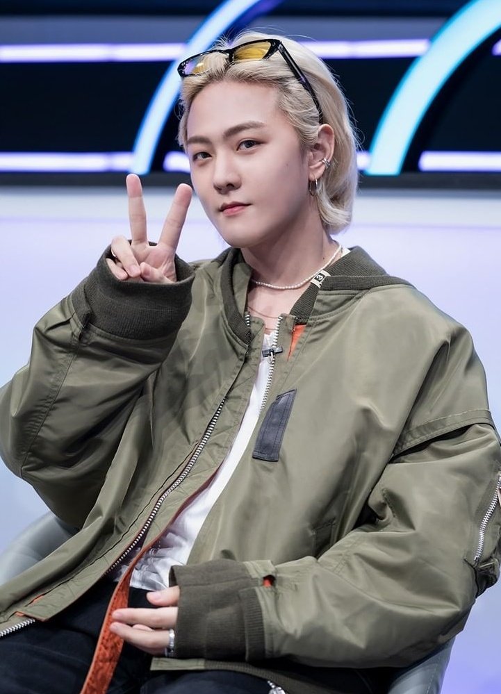 aeternumikonic's tweet photo. Donghyuk behind photo on I Can See Your Voice ♥️

#iKON @YG_iKONIC @D_dong_ii https://t.co/NCQVrXHMdi