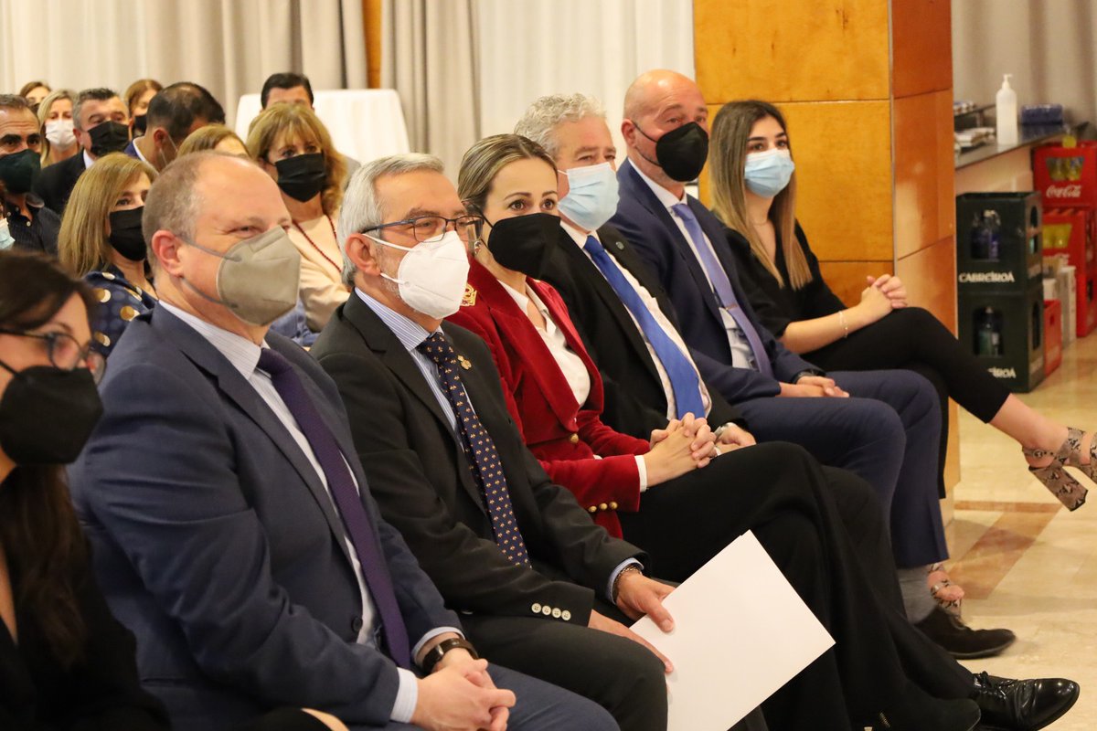 Plan_INFOCA's tweet photo. RECONOCIMIENTO | El Operativo Provincial #INFOCA recibió el pasado sábado, de manos de @VeranoDominguez, delegada del Gobierno de @AndaluciaJunta en #Huelva, la distinción otorgada por la Asociación Luis Felipe de la Ciudad de Huelva. Recogió la misma el #DirCOP, @JOSANTMARBRA https://t.co/Kyp9Csg7f8