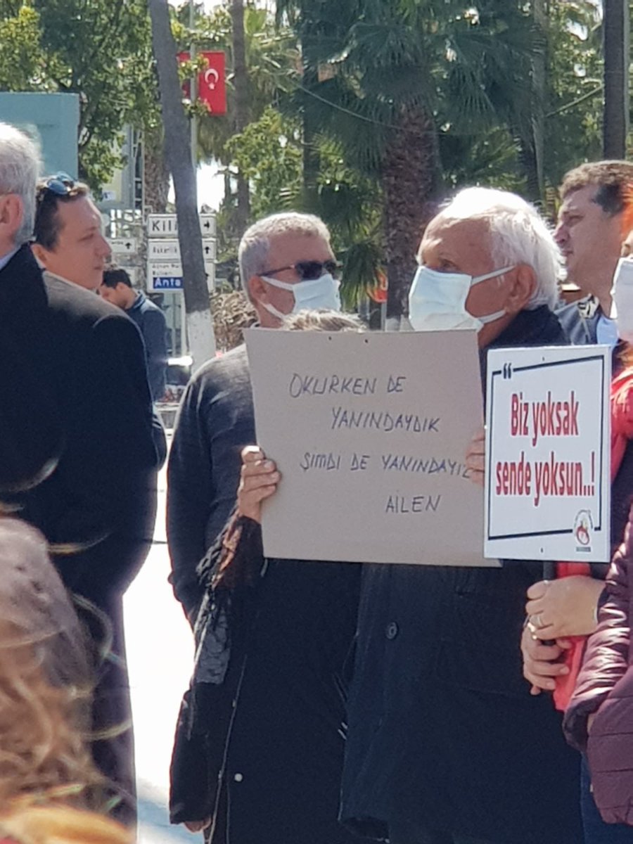 Ellerini öpüp teşekkür etmeniz gereken ana babalarımızı ağlattınız. Onlar bizi okutabilmek için yeri geldi mutfak alışverişini yapamadı. #14MartTıbbiyelilerindir #HaklarımızİçinGöREVe 
#14MartTıpBayramı #14MartHekimlerindir