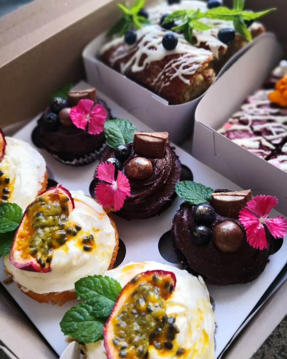 DebbieStarB's tweet photo. A lunch time distraction of goodness, yumminess, delightfulness and craving-ness #dmme #capetownbaker #supportlocal #somethingdelicious https://t.co/8tzB9PSViS