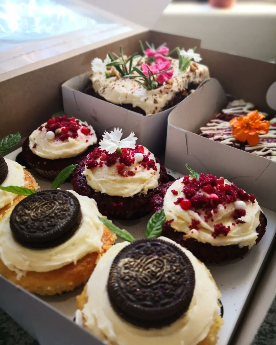 DebbieStarB's tweet photo. A lunch time distraction of goodness, yumminess, delightfulness and craving-ness #dmme #capetownbaker #supportlocal #somethingdelicious https://t.co/8tzB9PSViS