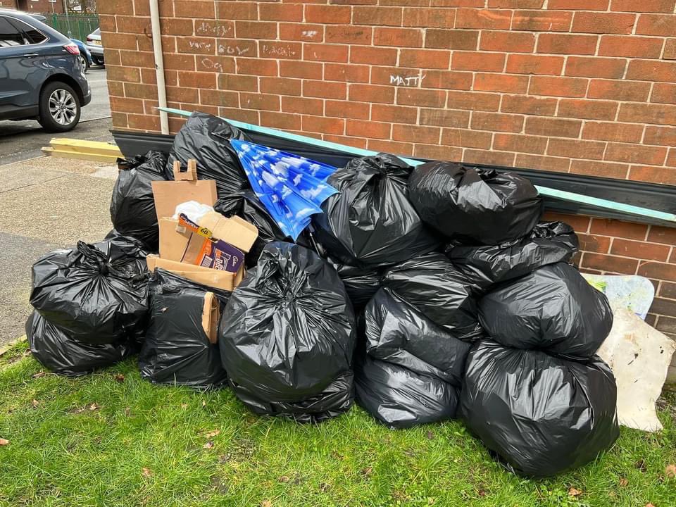 Waterloo_Action's tweet photo. Another successful litter pick from our community volunteers this past weekend. We cleared 24 bin bags full of litter from Crowhill. ♻️🤝
Full details here 👇
https://t.co/mGBNead24A
#CleanerWaterloo♻️
#WaterlooAction🐝
#WaterlooTogether❤️ https://t.co/thEh8aUaid