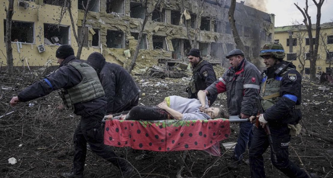 AlertaNews24's tweet photo. 🇺🇦 | AP: "Las imágenes de AP de una mujer embarazada que fue trasladada de urgencia a una ambulancia después de que Rusia bombardeara un hospital de maternidad en Mariupol, donde debía dar a luz, conmocionaron al mundo. AP se ha enterado de que la mujer y su bebé han muerto". https://t.co/aISuDtEDAF