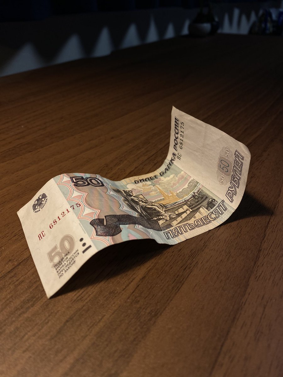 部屋掃除してたらルーブル出てきた。
北海道から2時間で行ける極東ウラジオストク。戦争終わったらまた行きたいな。