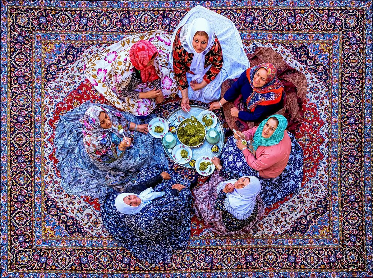 İsfahan’da bir halı üzerinde toplanan kadınlar 🍽️ 📷 Shahabeddin Montazeri