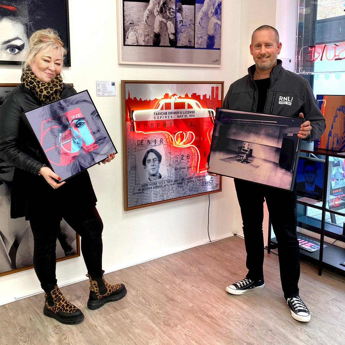LouisSidoli's tweet photo. Some Louis Sidoli collectors visiting the gallery, pictured with their latest purchases: A Debbie Harry neon, Robert DeNiro (Taxi Driver) neon and a selection of aluminium artworks! 
#louissidoli #whitelightgallery #bellcourt #stratforduponavon #neonart #neonartist #neonartwork https://t.co/eMt0MlsC0G