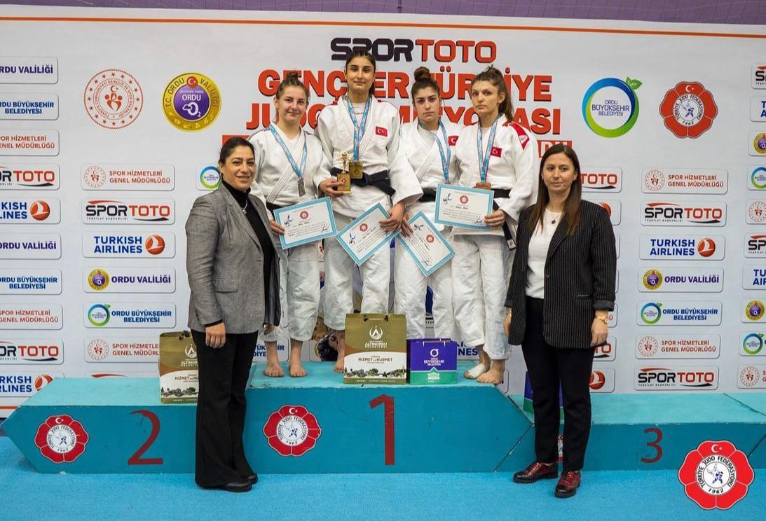 BesyoKastamonu's tweet photo. 11-13 Mart 2022 tarihlerinde Ordu'da gerçekleştirilen Spor Toto Gençler Türkiye Judo Şampiyonasında Antrenörlük Eğitimi Bölümü öğrencimiz İsmail Ünal 90 kg'da şampiyon olurken, kadınlar 52 kiloda tatamiye çıkan Buketnur Karabulut ise 3. olarak bronz madalyanın sahibi oldu. https://t.co/rlDkntDzJ0