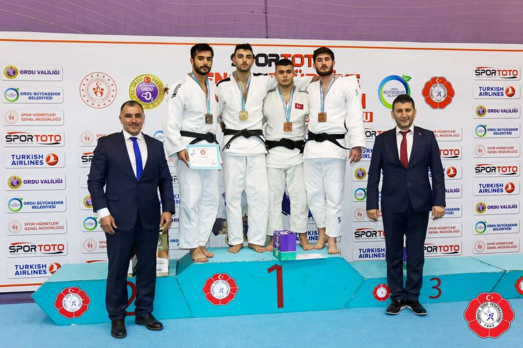 BesyoKastamonu's tweet photo. 11-13 Mart 2022 tarihlerinde Ordu'da gerçekleştirilen Spor Toto Gençler Türkiye Judo Şampiyonasında Antrenörlük Eğitimi Bölümü öğrencimiz İsmail Ünal 90 kg'da şampiyon olurken, kadınlar 52 kiloda tatamiye çıkan Buketnur Karabulut ise 3. olarak bronz madalyanın sahibi oldu. https://t.co/rlDkntDzJ0