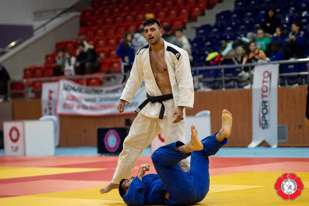 BesyoKastamonu's tweet photo. 11-13 Mart 2022 tarihlerinde Ordu'da gerçekleştirilen Spor Toto Gençler Türkiye Judo Şampiyonasında Antrenörlük Eğitimi Bölümü öğrencimiz İsmail Ünal 90 kg'da şampiyon olurken, kadınlar 52 kiloda tatamiye çıkan Buketnur Karabulut ise 3. olarak bronz madalyanın sahibi oldu. https://t.co/rlDkntDzJ0