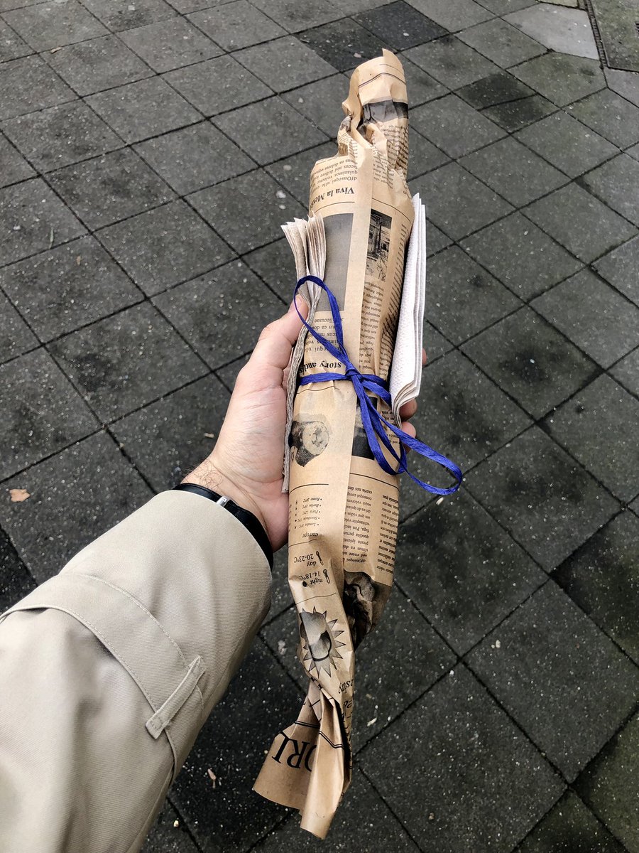 WikiRogi's tweet photo. Du weißt, dass es mit deinem Viertel bergab geht, wenn sie dir den Dürüm so einpacken https://t.co/wzefpPaOMF
