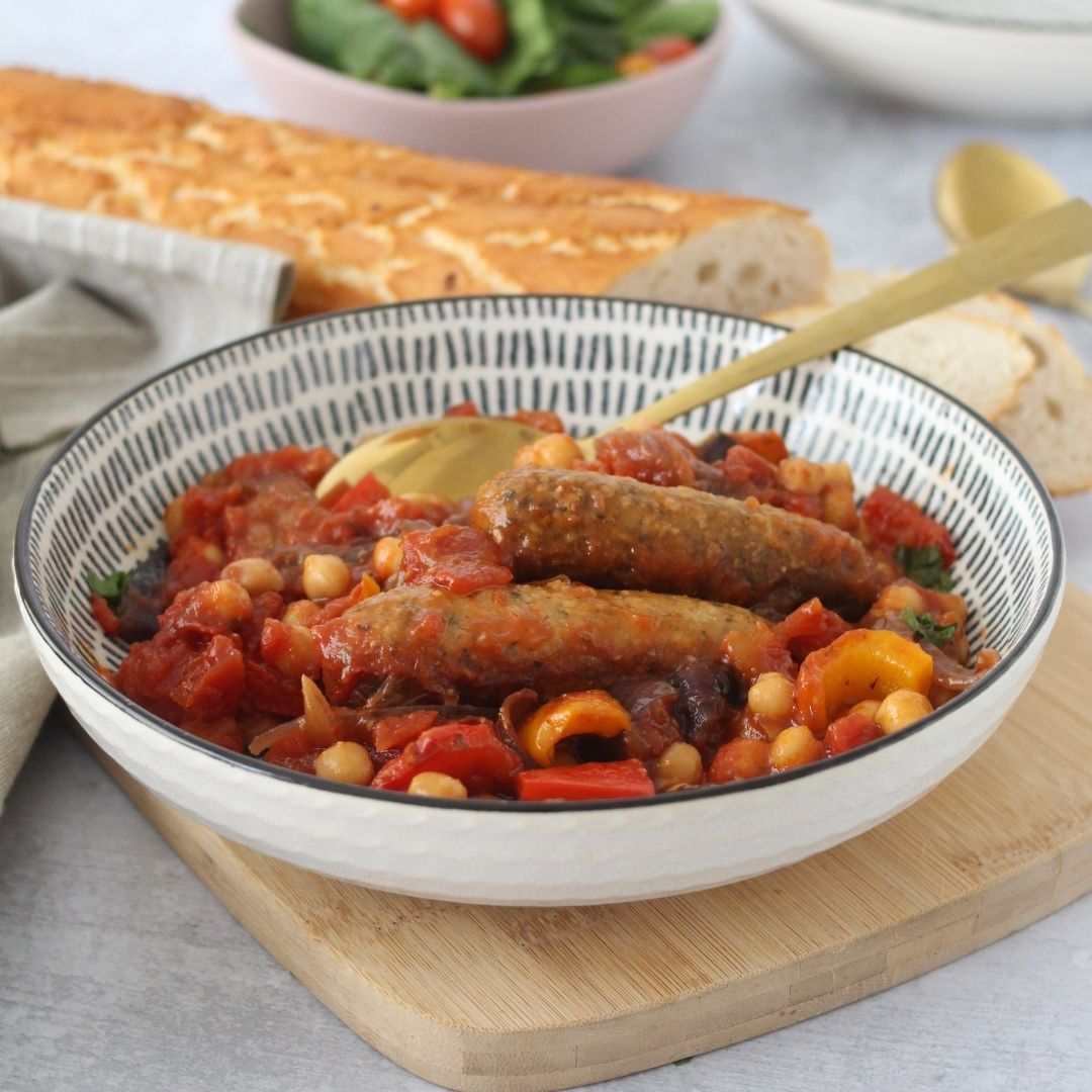 fieldandforest1's tweet photo. Our #vegan sausages are receiving rave reviews. They're Soya free, Gluten Free and have an authentic flavour and skin.

The skin browns beautifully in the pan gives that authentic mouthfeel and bite.  

#sausage #hospitality #foodservice #foodserviceindustry #plantbasedfoods https://t.co/mBzjG4JDzv