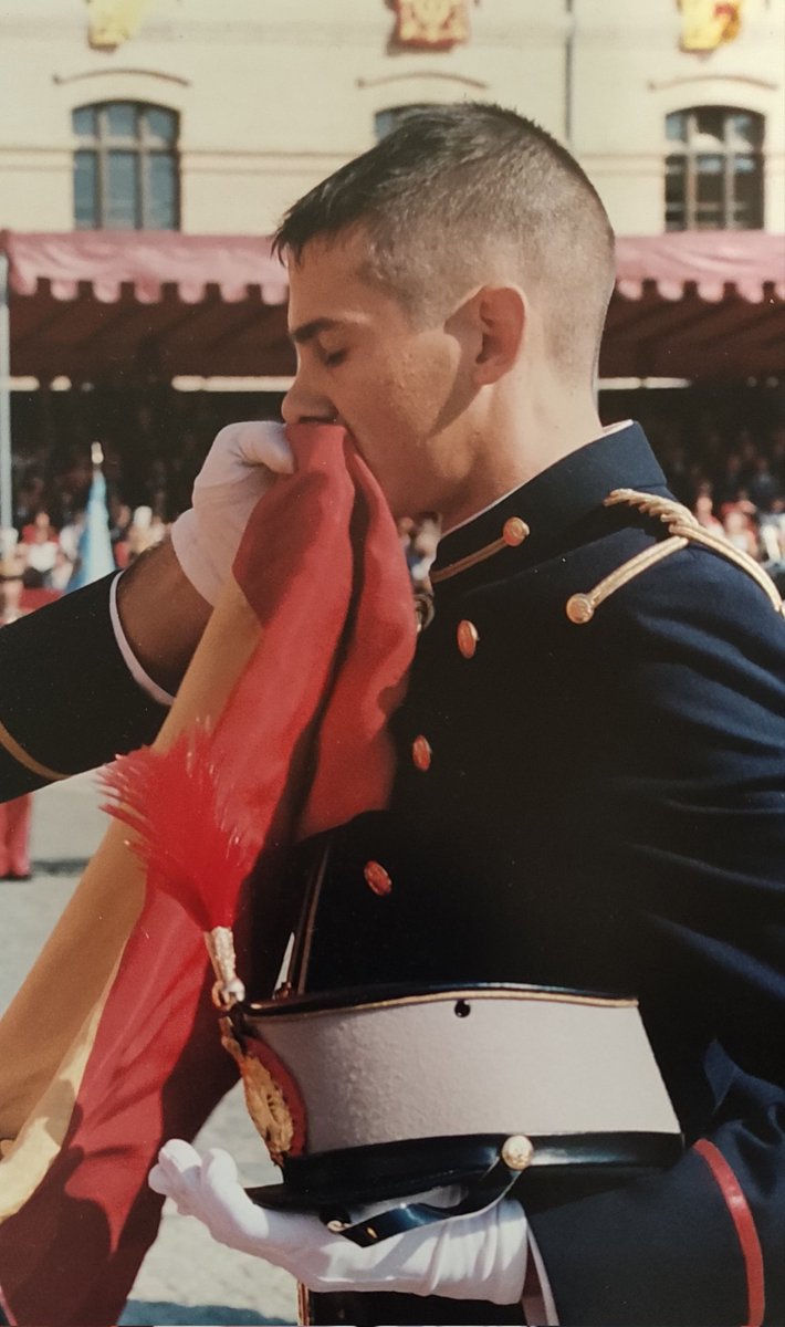 mifrafer's tweet photo. Hace 25 años me comprometía contigo de por vida. Hoy digo con orgullo que no pude tomar mejor decisión. Mi querida España, aquí me tienes, a tu servicio, para siempre, hasta que no me quede aliento ni más sangre que derramar. https://t.co/m27TDRSSpJ