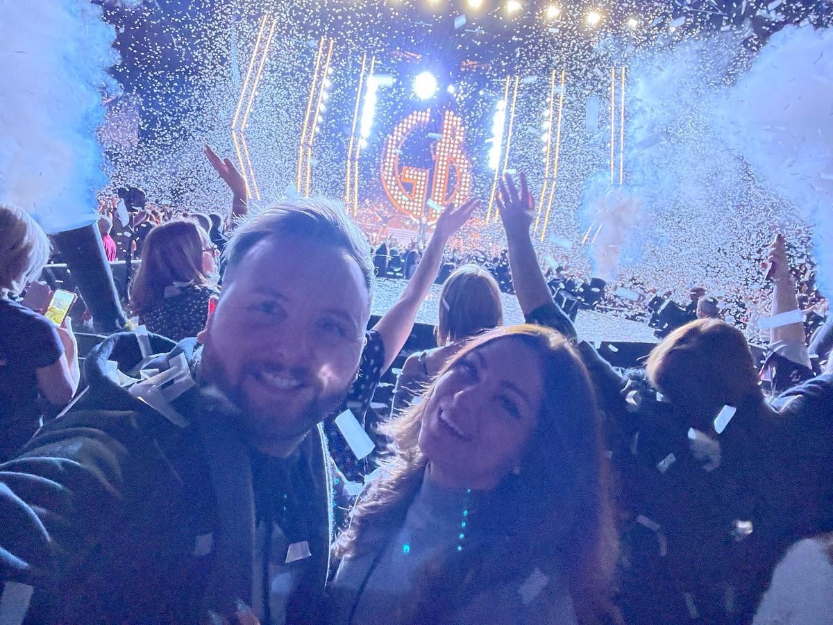 KearraBethany's tweet photo. @GaryBarlow We’re coming tomorrow. My partner is a @GaryBarlow tribute and we’re so excited to see you. Saw you in Birmingham Dec 10th and you looked at him when he was singing your backing vocals. Caught it on camera. Special moment for him x https://t.co/7cm2GzDPO0