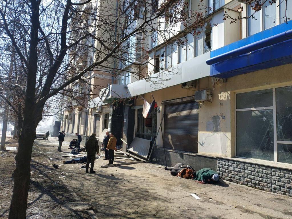 yashkpizdit's tweet photo. над центром Донецка сбили Точку У. 26 погибших, более 20 ранены. если бы ракету не сбили, жертв было бы в разы больше.
НИКАКИЕ ЖЕРТВЫ НЕ МОГУТ БЫТЬ ОПРАВДАНЫ!
но есть нюанс: украинцев оплакивает весь мир, смерть дончан опять превратят в мем и будут танцевать на их костях
#Donbass https://t.co/4wQlzdQws6