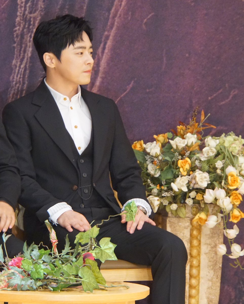 jojeolhands's tweet photo. jojeol in a three-piece suit is literally the dream daddy 🥵 https://t.co/GTPuILyc2J