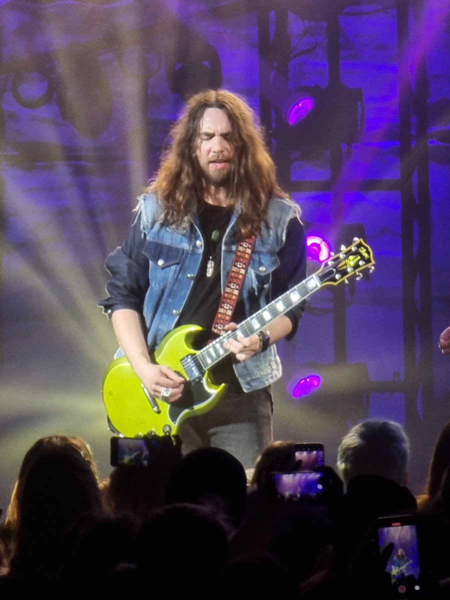 Maximo_Mark_I's tweet photo. Considering we were as far back as you can get at the venue, some of my pics of @Halestorm did not come out too bad!! Slowly recovering now #Halestorm #London #13March #Rockshow https://t.co/oZyFFlx1x0
