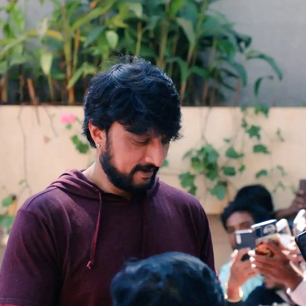 kichchasudeepF8's tweet photo. ಅಭಿಮಾನಿಗಳ ಅಭಿಮಾನಿ ❤️😘😘😘 @KicchaSudeep 👑 #KicchaSudeep𓃵
#KicchaBOSS #VikrantRona
#VikrantRona #KicchaSudeep 
#VikrantRonaSwag #KingKiccha https://t.co/3wu9zlj0LU