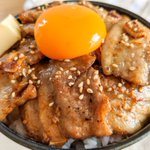 パッと作れるスタミナレシピ!本気の豚バラ焼肉バター丼。