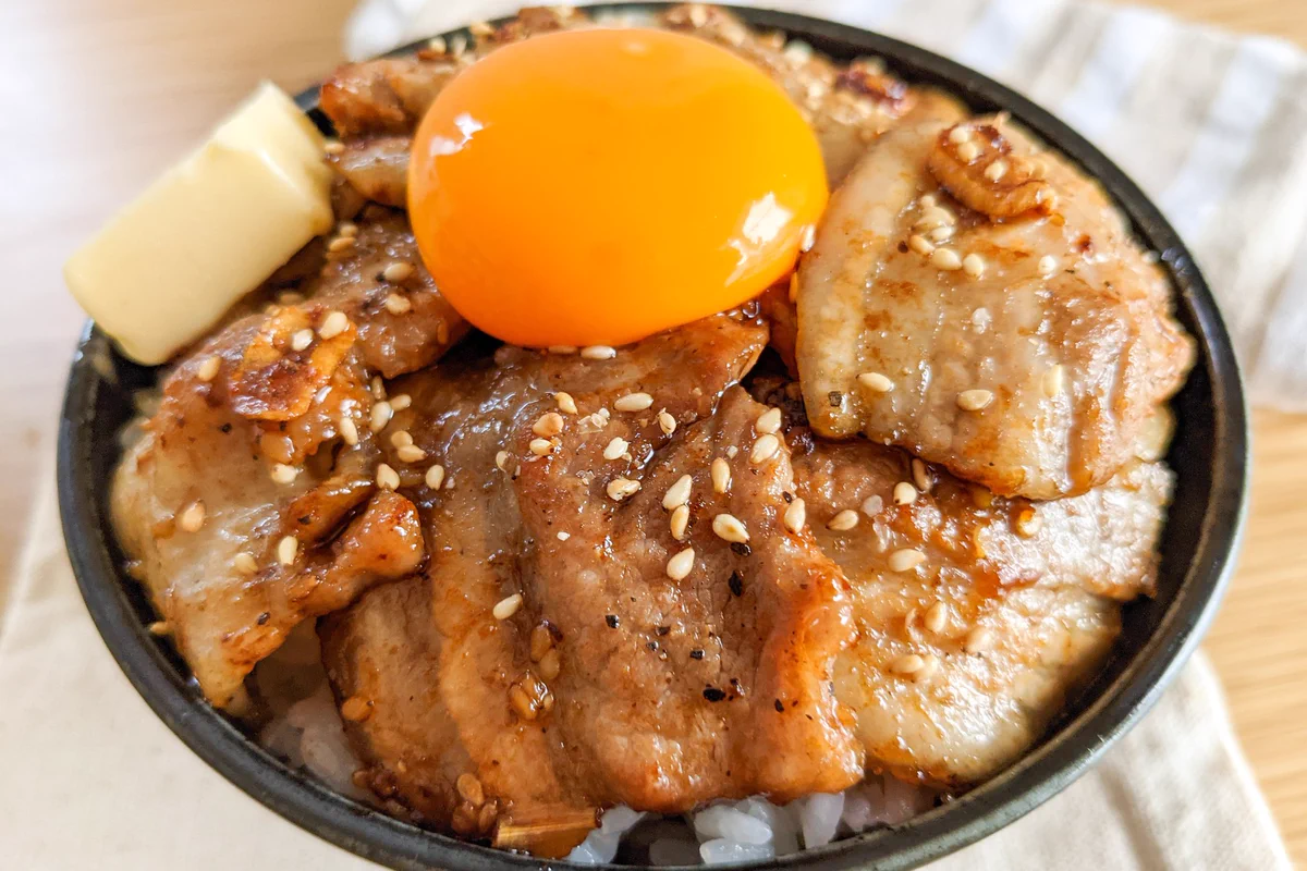 パッと作れるスタミナレシピ！本気の豚バラ焼肉バター丼。