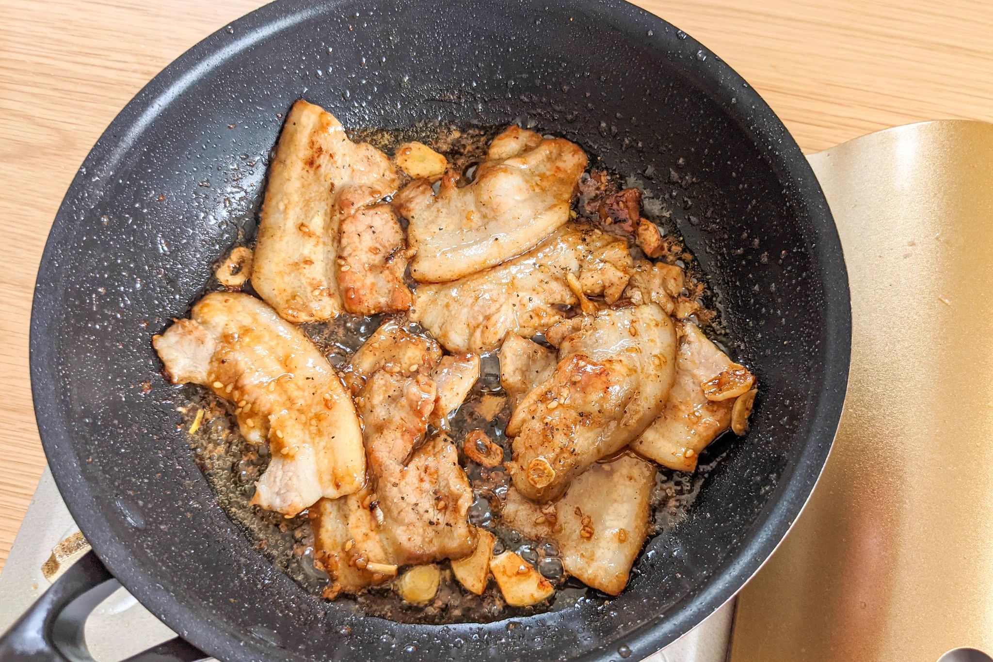 パッと作れるスタミナレシピ！本気の豚バラ焼肉バター丼。