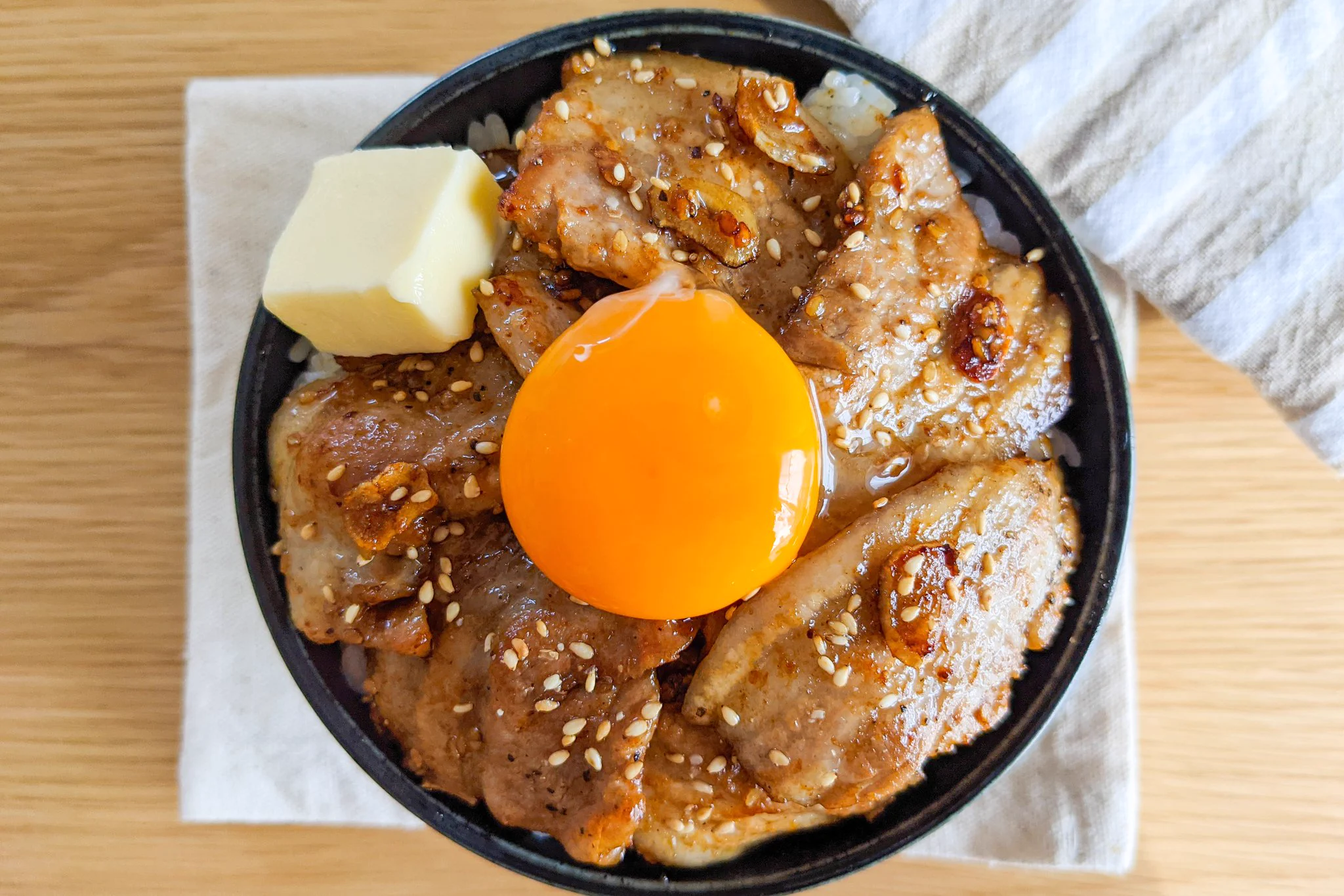 パッと作れるスタミナレシピ！本気の豚バラ焼肉バター丼。