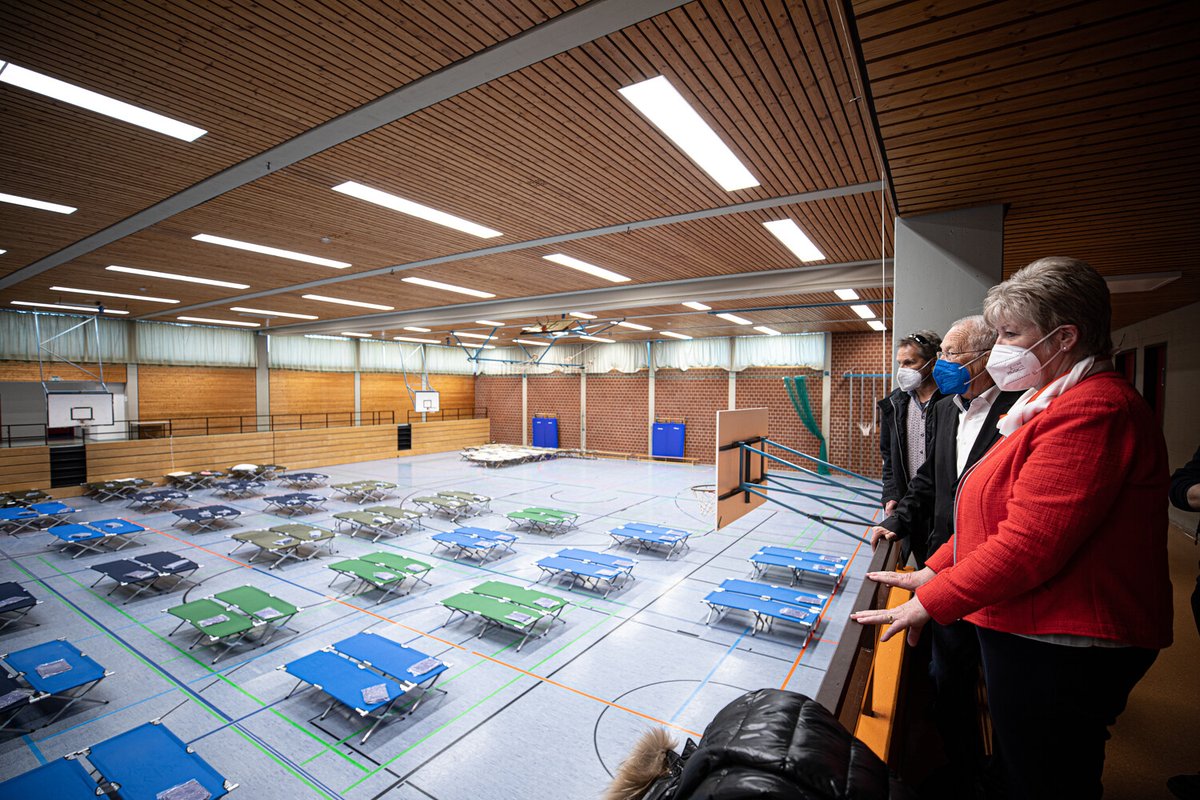 brkaktuell's tweet photo. Gemeinsamer Besuch der Notunterkunft in #Memmingen von Gesundheitsminister @klausholetschek  u. BRK-Präsidentin Schorer: „Das Rote Kreuz ist in diesen Zeiten eine Konstante der Humanität." https://t.co/A0Nxv7fV33 https://t.co/TAvlrJ96LK