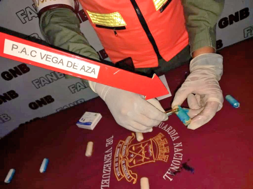 dhernandezlarez's tweet photo. La FANB continúa conteniendo y evitando el paso de las drogas desde Colombia  en sus diferentes modalidades subrepticias! Independencia o nada! https://t.co/AP1Wt4uksn