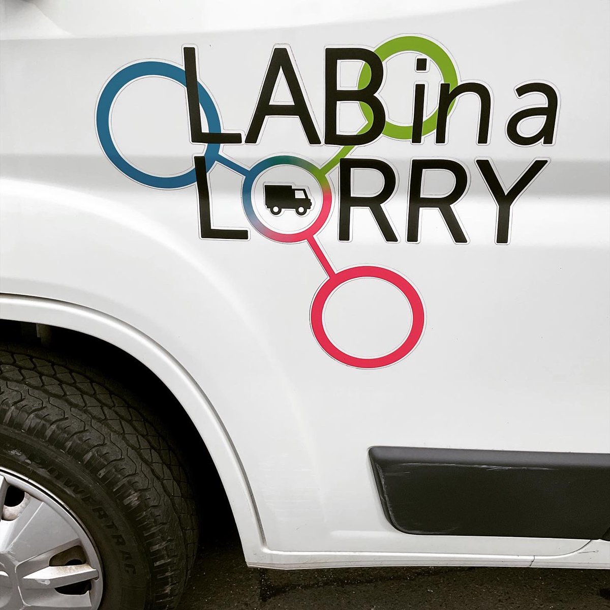 FeatherstoneHS's tweet photo. Kingston University brought interactive science to our playground! The ‘Lab in a Lorry’ provided fun, hands on science for Year 9 students.
@KingstonUni
#stemeducation #stem #kingstonuniversity #labinalorry https://t.co/gleSPfyeWf