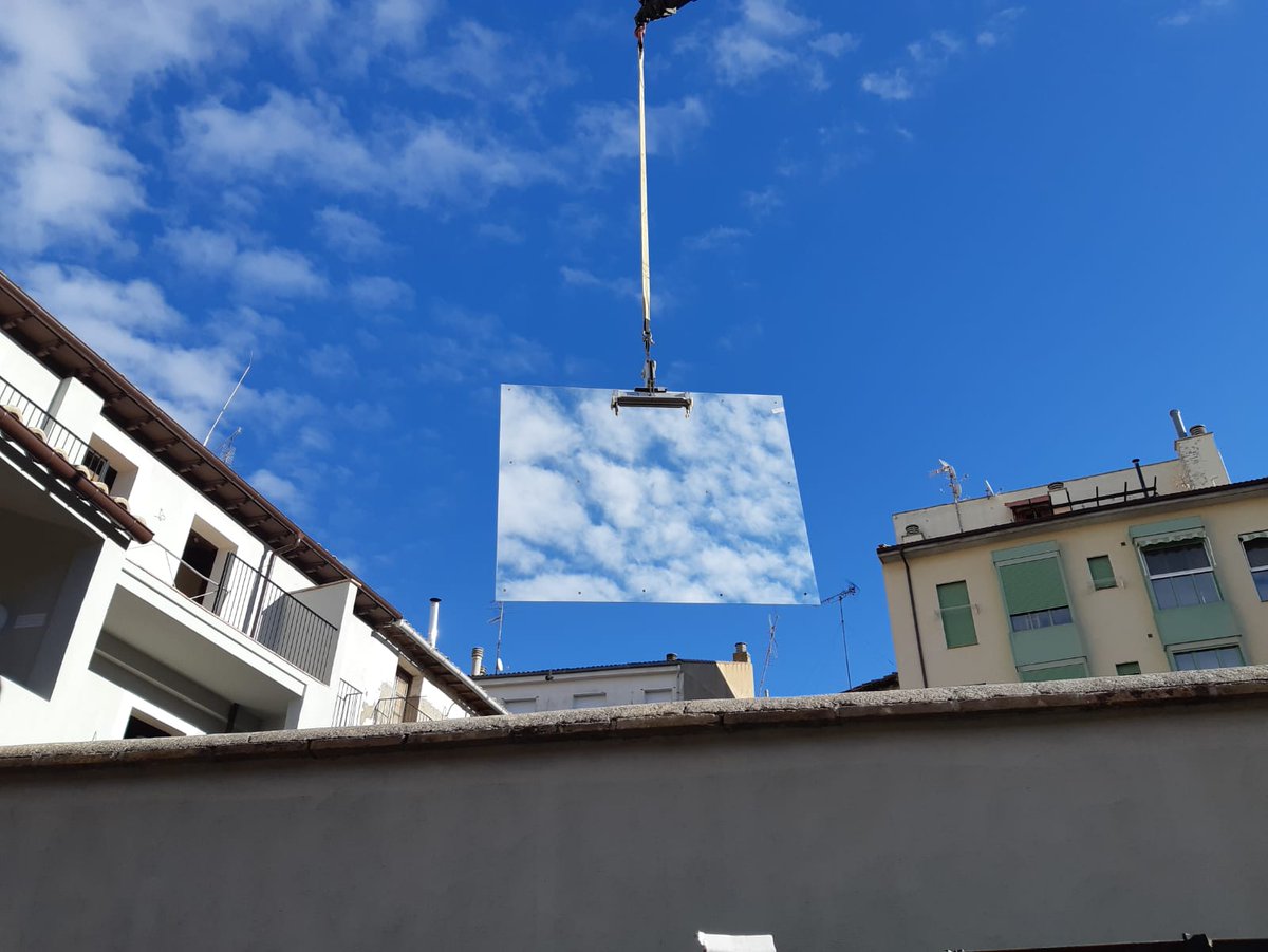 vidresberni's tweet photo. Els nostres vidres captant a la perfecció un tros de cel en ple muntatge ☁️ Quin regal tenir vistes com aquestes!  😍 

#vidresberni #architecture #glassworks https://t.co/pTvgwr4sxB