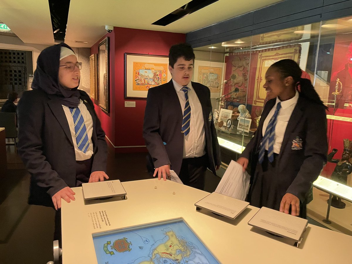 HabsHatcham's tweet photo. Hard at work @MuseumofLondon today. Object handling, learning about London through the ages with @HabsHatcham @HabsBorough #objecthandling #primarysources #learning https://t.co/5Pq2iCXeVW
