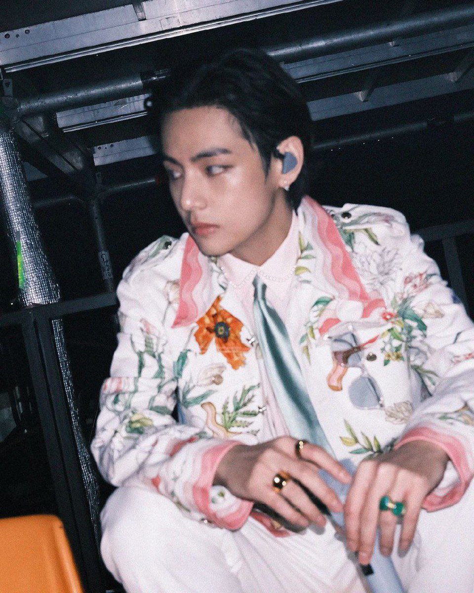 thvlina's tweet photo. DAY - 3 ♡
#KIMTAEHYUNG #TAEHYUNG #BTSV #PTD_ON_STAGE_SEOUL #PTD_ON_STAGE_SEOUL_D3 #pt https://t.co/j29RthiXEZ