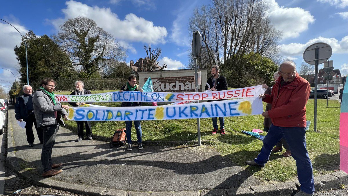marinetondelier's tweet photo. Rien ne vous choque ? 

Au siège social du groupe #Auchan, à #Croix près de #Lille, le drapeau russe flotte comme si de rien n’était.

Auchan refuse catégoriquement de retirer ses activités de #Russie. #AuchanComplice 

#Jadot2022 https://t.co/3TVVDPUJpV