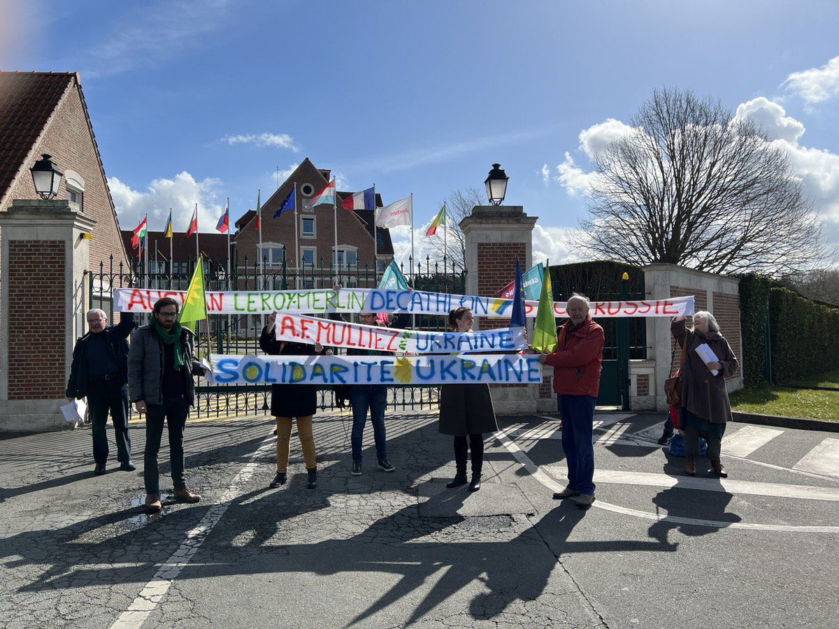 marinetondelier's tweet photo. Rien ne vous choque ? 

Au siège social du groupe #Auchan, à #Croix près de #Lille, le drapeau russe flotte comme si de rien n’était.

Auchan refuse catégoriquement de retirer ses activités de #Russie. #AuchanComplice 

#Jadot2022 https://t.co/3TVVDPUJpV