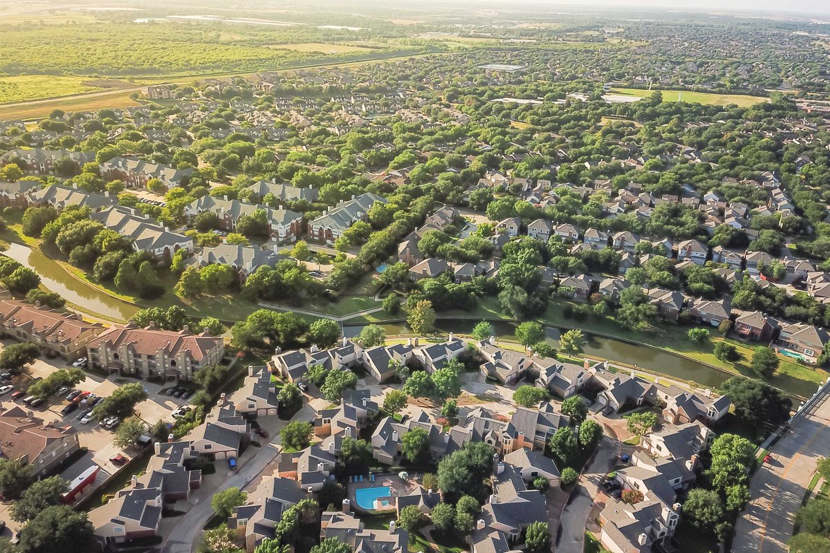 rcrenian's tweet photo. A 4-bedroom home in Tampa Bay, Florida is the first #house ever to be sold as an NFT. The #NFT accelerates the home’s sale process by placing the #property ownership with the LLC, including paying any outstanding property taxes. https://t.co/YZiODtedvd #betterprepared #ReDev https://t.co/EMoOxaq9Ca
