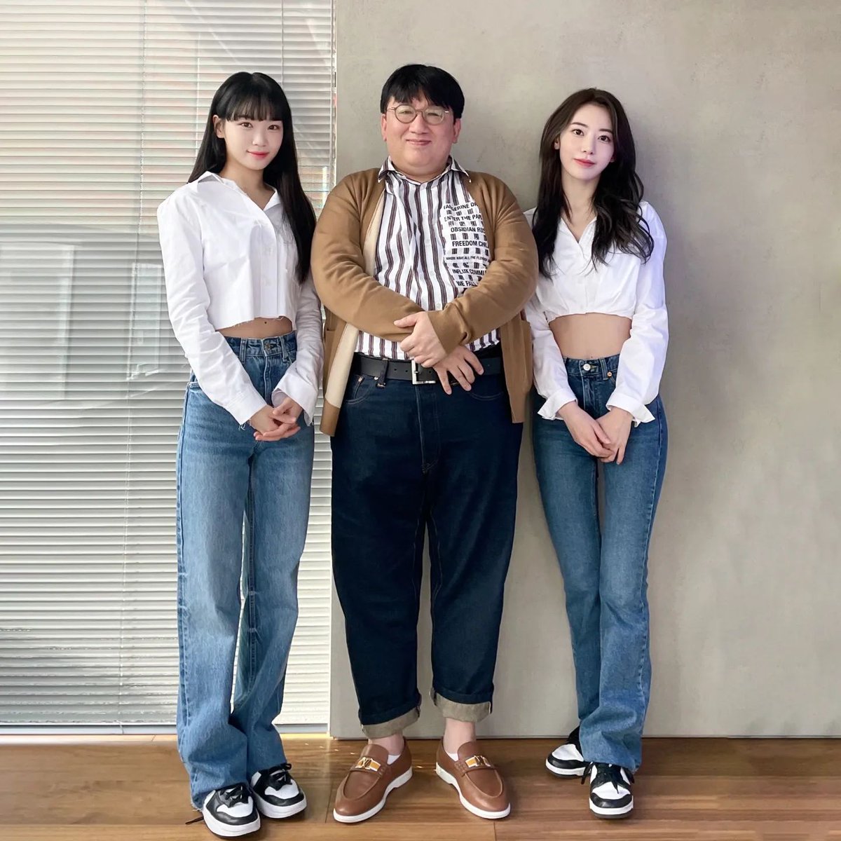 sns12kr's tweet photo. Welcome! @.39saku_chan @._chaechae_1 #SOURCEMUSIC #HYBE

https://t.co/Tz8hTfEpEU

#미야와키사쿠라 #김채원 https://t.co/tF3dAtMBdl