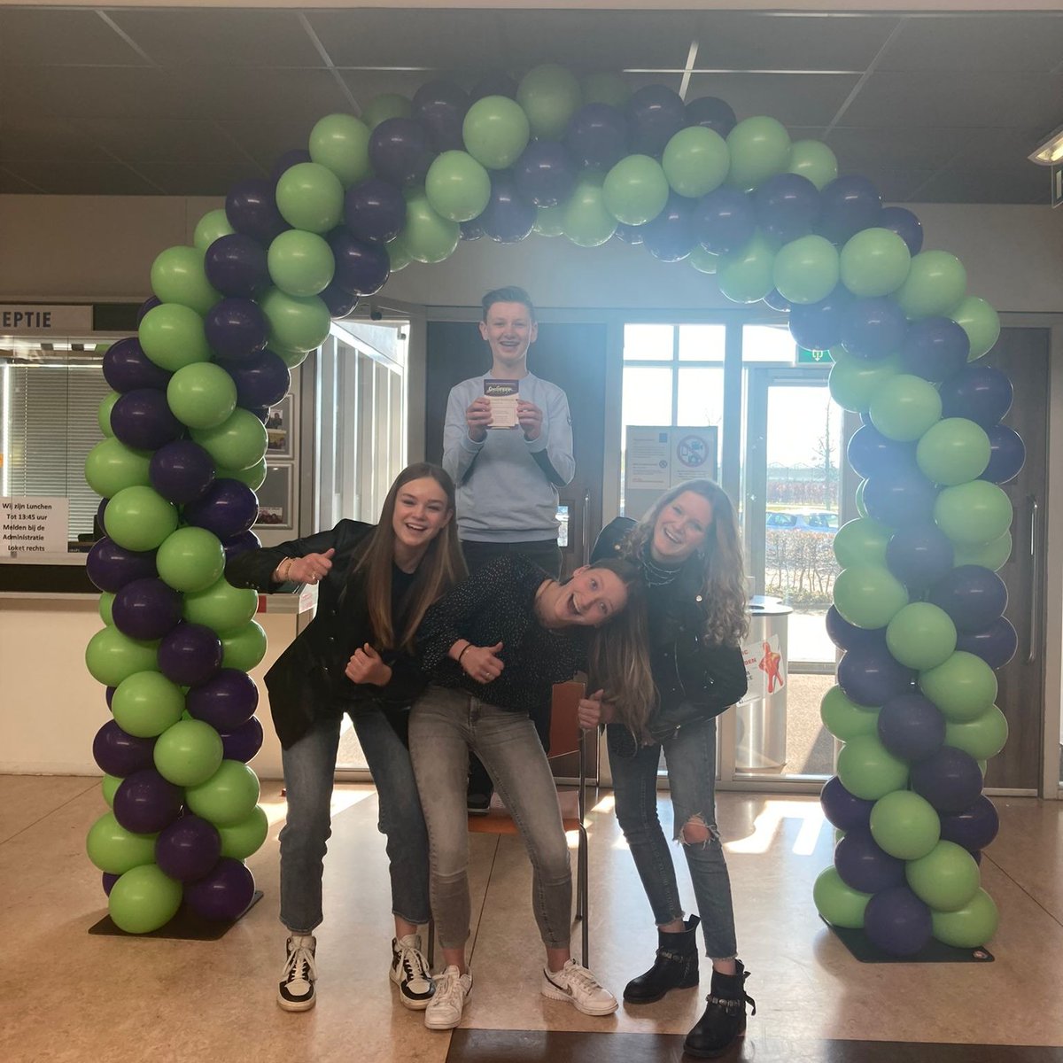 Op de scholen zijn de voorbereidingen op Westland On Stage in volle gang 💜💚 Vandaag is naar alle deelnemende bedrijven en organisaties een informatiemail gestuurd. Mail niet ontvangen? Neem contact met ons op via mail@westlandonstage.nl 👮‍♀️👷👩‍💼👨‍💻 #vmbodoetertoe #toekomstdromen