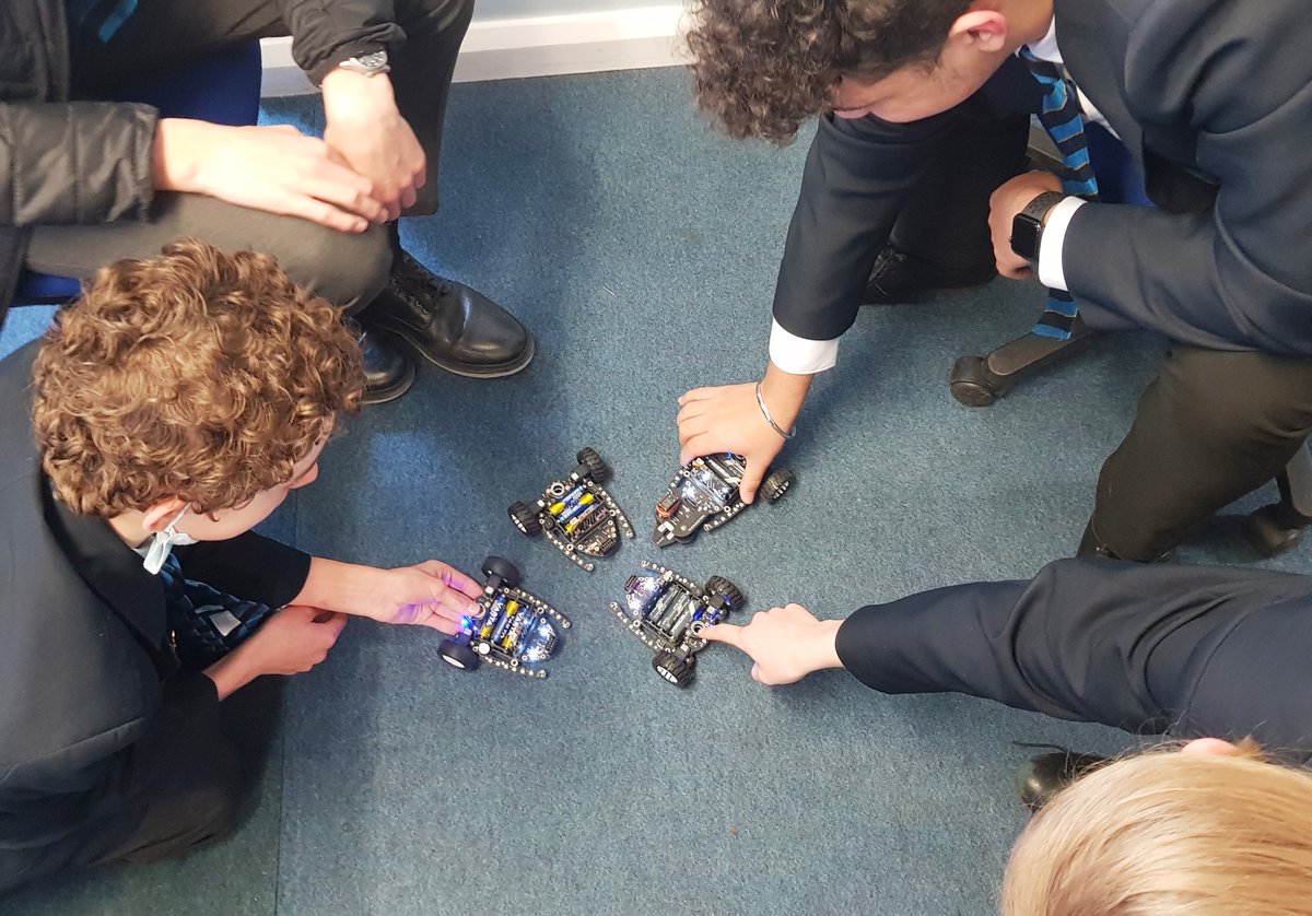 TGS_Computing's tweet image. Practical programming with Micro:bits and robot buggies. Students explore the capabilities of the new robot kit. @microbit_edu @MSMakeCode