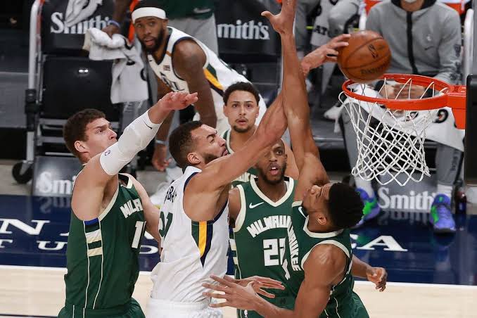 RudyGobertBR's tweet photo. GAMEDAY 🔥🏀

🆚 Bucks
📺 #NBAnaESPN 
🇧🇷 23:00

Hoje temos o duelo entre os dois principais candidatos ao DPOY, duas equipes contenders, um espetáculo à parte esse garrafão de peso. Vou mandar um PIX de R$50 para o primeiro que cravar quantos PTS, REB e BLK o Gobert terá. https://t.co/umk4NFm2KM