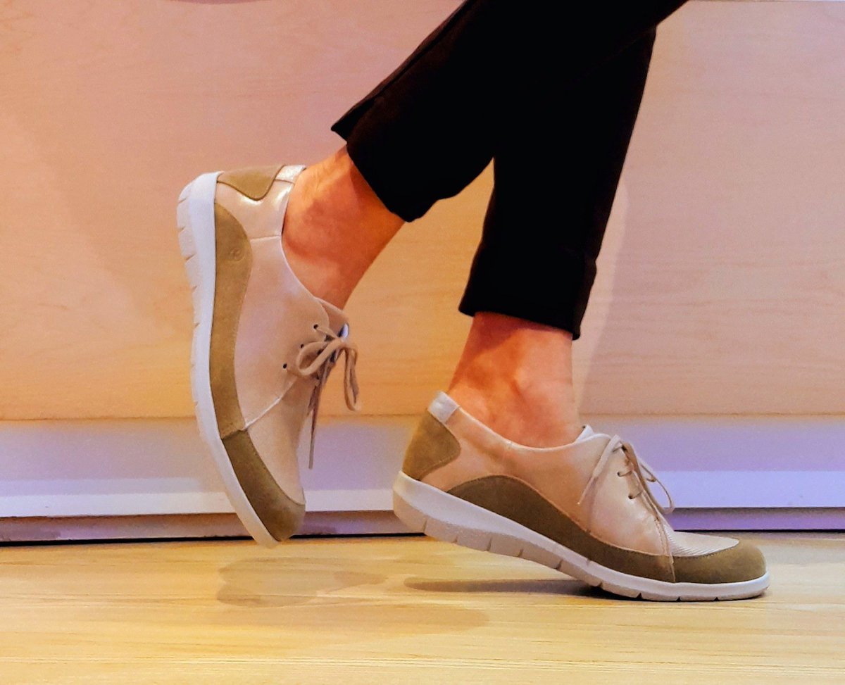 Un deportivo en cuero combinado con plantilla extraíble acolchada y lavable. 
Forro interior muy suave ideal para llevarlo todo el día. 
C/Villarroel, 231
calzadosaludable.com 
#deportivo #zapato #calzadosaludable #Villarroel231