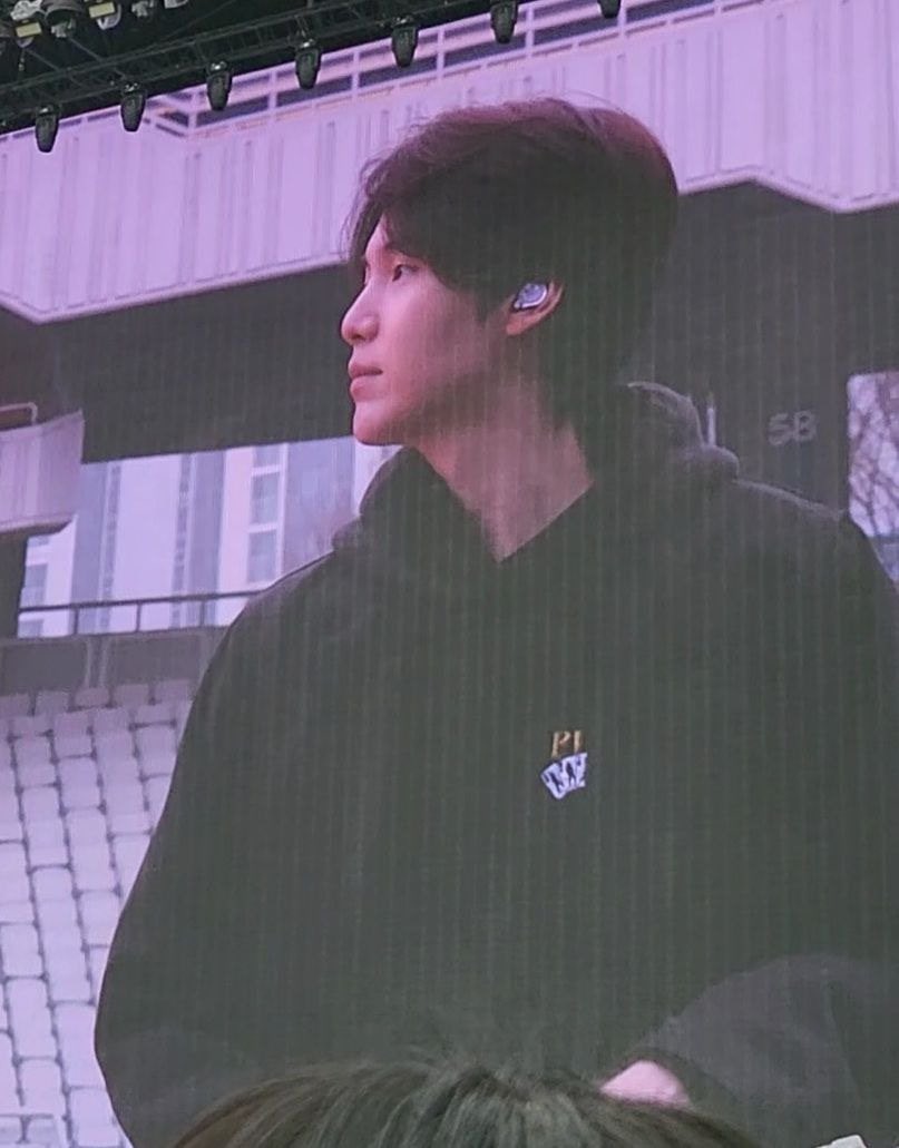 MlNSUGA39's tweet photo. Yoongi PTD concert pictures taken by fans; a beautiful thread https://t.co/evmd589qRr