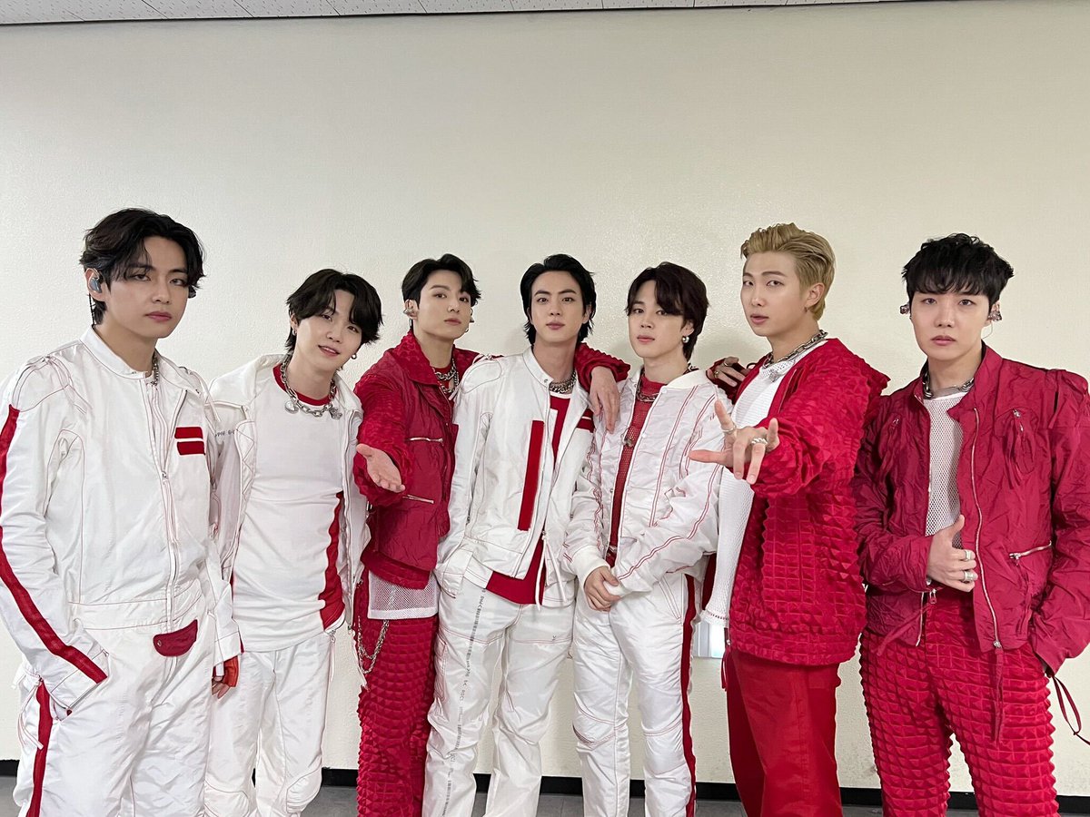 thvlina's tweet photo. Thank You BTS 💜
#BTS #BTSCONCERT #BTSARMY #BTS_PTD_ON_STAGE_SEOUL #ThankYouBTS https://t.co/NbI6RA38rJ