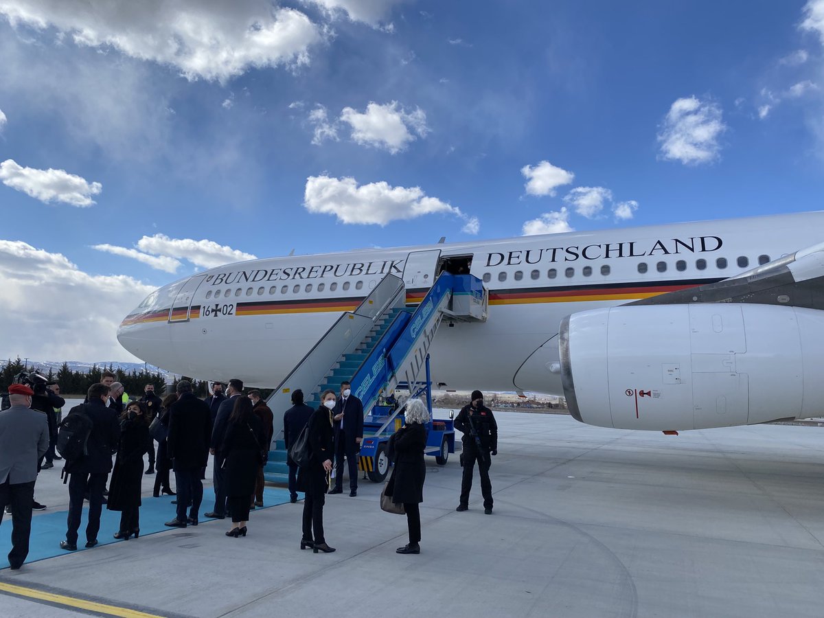 mganslmeier's tweet photo. Ankunft #Scholz zum Antrittsbesuch bei Erdogan - wichtigstes Thema: der Krieg in der #Ukraine https://t.co/x0KgLwlqSx