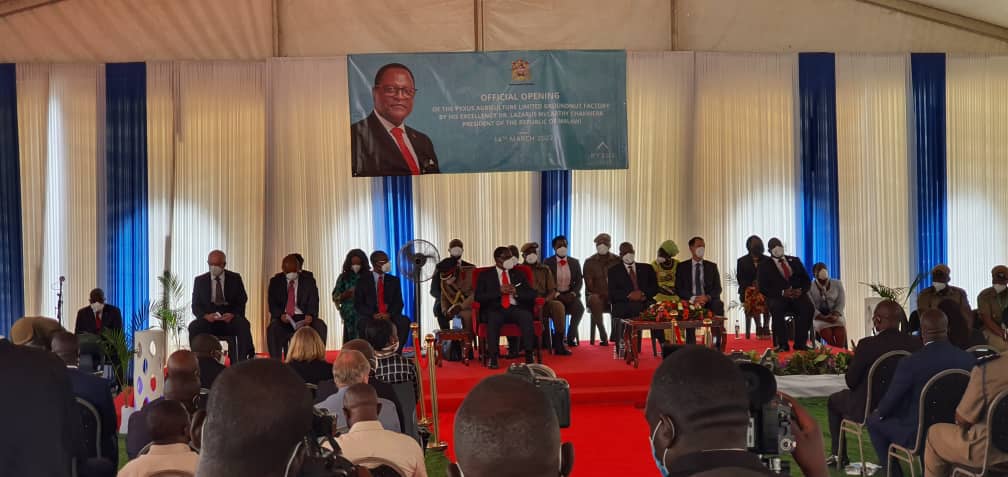 MICF_Malawi's tweet photo. This morning, His Excellency President Lazarus Chakwera, officially opened the new groundnut processing plant for Pyxus Agriculture Ltd. The MICF is supporting Pyxus to develop its smallholder-led supply chain for groundnut seed production.
@undpmalawi @KfW_int @Nathan_Inc https://t.co/HhwrhfMzhN